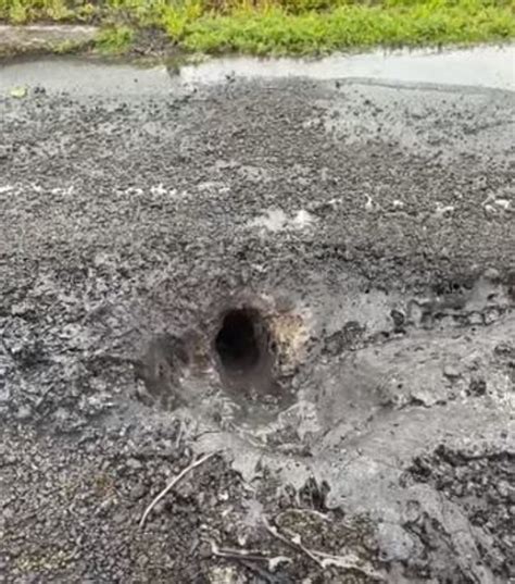 Wow Lightning Strike Creates A Steaming 6 Inch Hole In Pavement