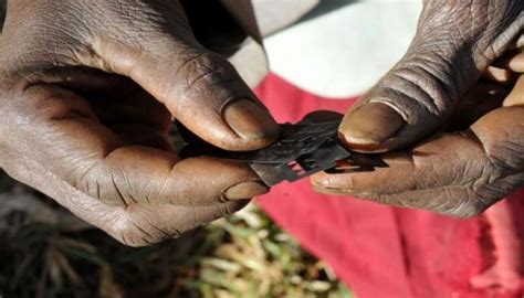 السودان يجرم ختان الإناث
