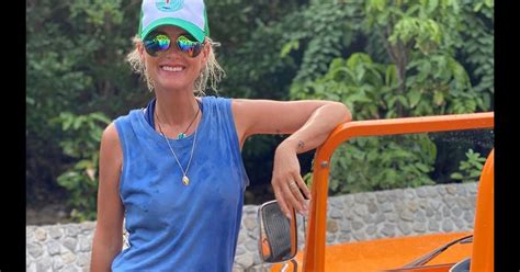 Découvrez les articles laeticia hallyday avec gentside. Laeticia Hallyday sur Instagram avec son panier Jacquemus ...