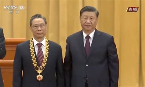 七一勋章是如何铸造成的？ 勋章的设计体现了什么思路？ 纯手工比机器纺的花丝效果会更好，为了百年的勋章做到最完美，所以说我们采用的这个手工制作方法。 党和国家勋奖章设计制作团队成员 武玉山： 我们做活的时候一气呵成。 设立近4年的奖章今年将首次颁授，会颁给谁？_凤凰网