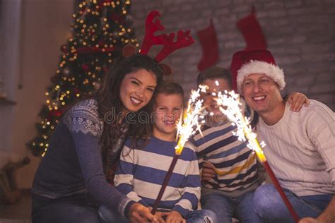 föräldrar och barn som tillbringar julafton tillsammans hemma fotografering för bildbyråer