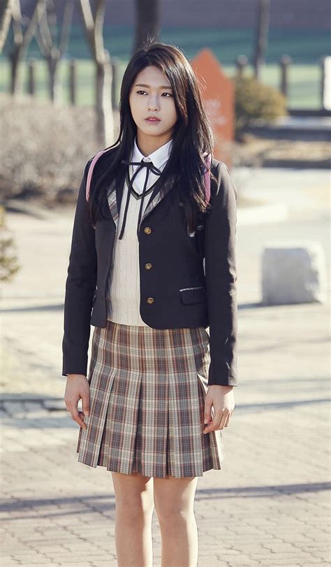 Artis korea tersebut selalu menggunakan fashion yang keren. AOA's Seolhyun transform into high school student for ...