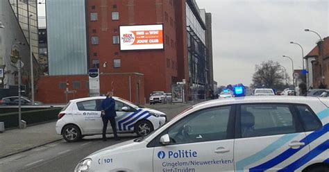 Je kan reageren via #vtmnieuws. Voetbalstadion Stayen ontruimd wegens bommelding: vals ...