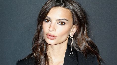 If an engagement ring could make an entrance, emily ratajkowski's would be breaking down doors. Emily Ratajkowski Shows Off Her Megawatt Engagement Ring