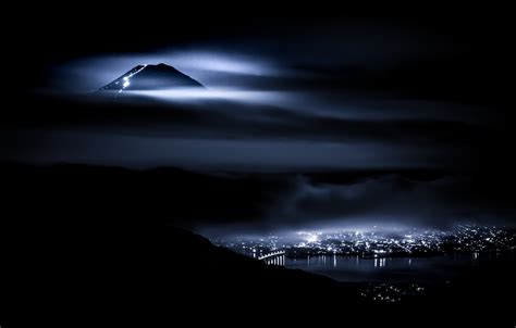 Обои свет, ночь, город, огни, гора, гора Фуджи, тёмный фон, Фудзияма ...