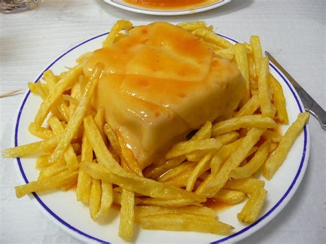 Aqui vai um clássico portuense, nada como uma bela francesinha, o segredo de uma francesinha é o molho, por isso. FRANCESINHA A LA MODA DE PORTO | Luis | Flickr
