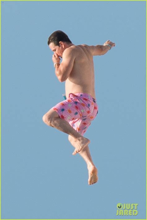 Photo Mark Wahlberg Enjoys Fun In The Sun With Wife Rhea Durham 02