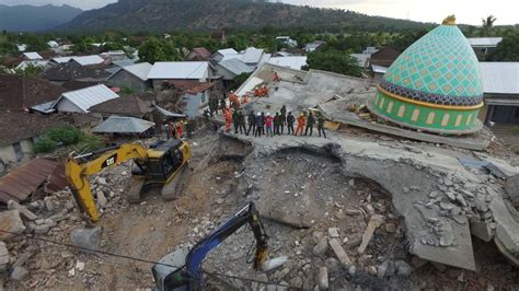 Lombok Earthquake Number Killed On Indonesia Tourist Island Rises To 319 World News Sky News