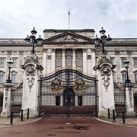 Buckingham Palace In London London 48 Hours Travel Tips Pinterest