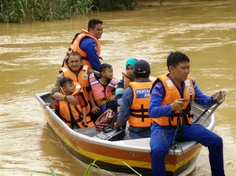 Dengar arahan petugas di pusat pemindahan banjir sebelum kembali ke rumah. BANJIR 2015 SABAH: 1,493 MANGSA BANJIR DI 4 DAERAH ...