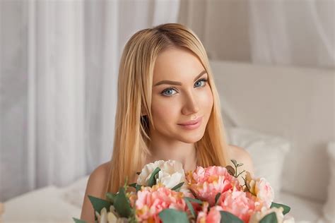 Wallpaper Women Blonde Lingerie Brunette Face Portrait Smiling Flowers 1600x1068