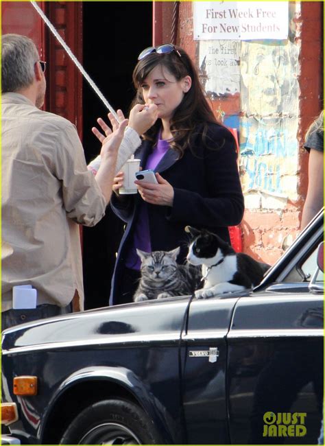 Photo Zooey Deschanel New Girl Fight Scene With The Boys 12 Photo