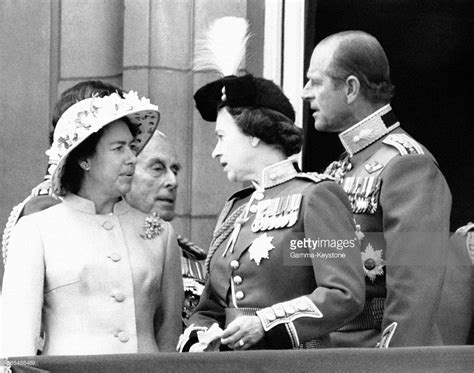 La reine elizabeth ii s'est toujours méfiée de toute personne qui n'appartient pas à son clan rapproché. La Princesse Margaret parle avec sa soeur la Reine ...