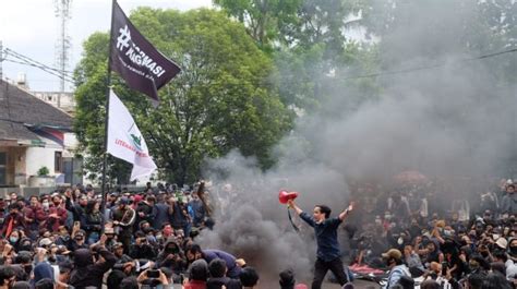 Rusuh Demo Tolak Uu Cipta Kerja Polisi Tangkap 10 Demonstran