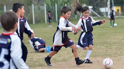 Muchos Niños Y Niñas Dejan De Jugar Al Fútbol Por La Pandemia