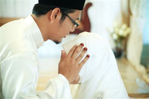 Devi sosok murid yang pintar. Memilih Pasangan Hidup Menurut Islam | SANGPENA