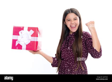 niño adolescente lindo felicitar con día de san valentín dando una caja de regalo romántica