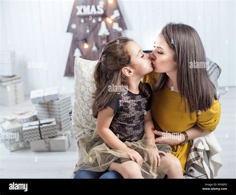 Retrato De Una Hermosa Madre Besar A Una Hija Fotografía De Stock Alamy