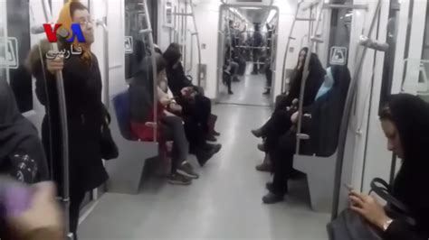 آگاهی‌رسانی یک زن در مترو تهران درباره مبارزه با خشونت علیه زنان