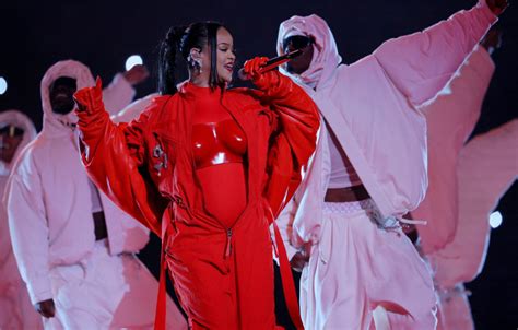 Dafina Zeqiri rikrijon performancën e Rihannas në Super Bowl e veshur