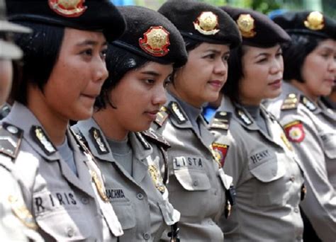 पुलिस में भर्ती के लिए यहां महिलाओं का होता है शर्मनाक टैस्ट Indonesia Virginity Tests For