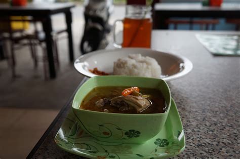 Paduan ayam, bumbu dan santan meresap hingga rasanya lezat dengan bungkusan daun pisang. Pecel dan Garang Asem 'Njawani' di Depot Surabaya - Tukang Jalan Jajan