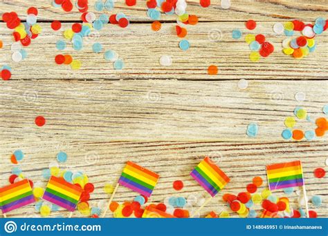 Sammlung von guelxx • zuletzt aktualisiert: Homosexuelle Flagge Des Hellen Regenbogens Auf H?lzernem ...