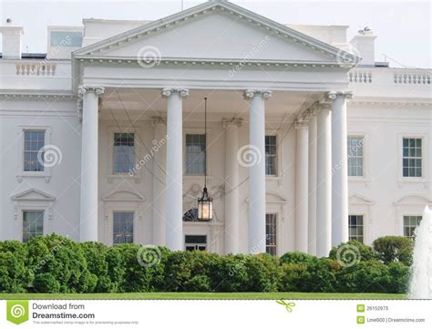Emplazada a poca distancia del acceso del público se levanta la casa blanca. La Casa Blanca En El Washington DC, Los E.E.U.U. Imagen de ...