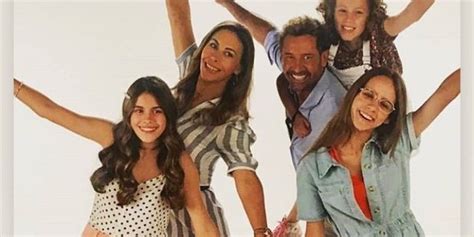 Televisa Presentó Al Elenco De Soltero Con Hijas