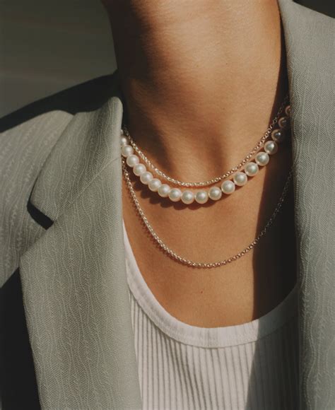 How To Wear Pearl Necklace How To Wear Pearls Wearing Pearls Chain