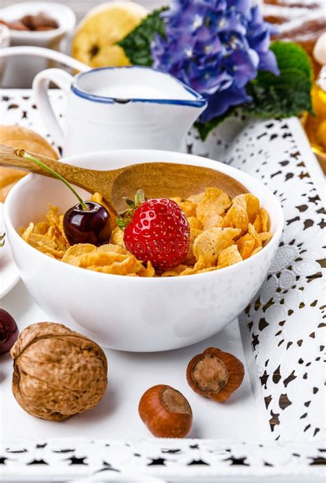 Cereales De Desayuno Con La Baya En Un Cuenco Imagen De Archivo