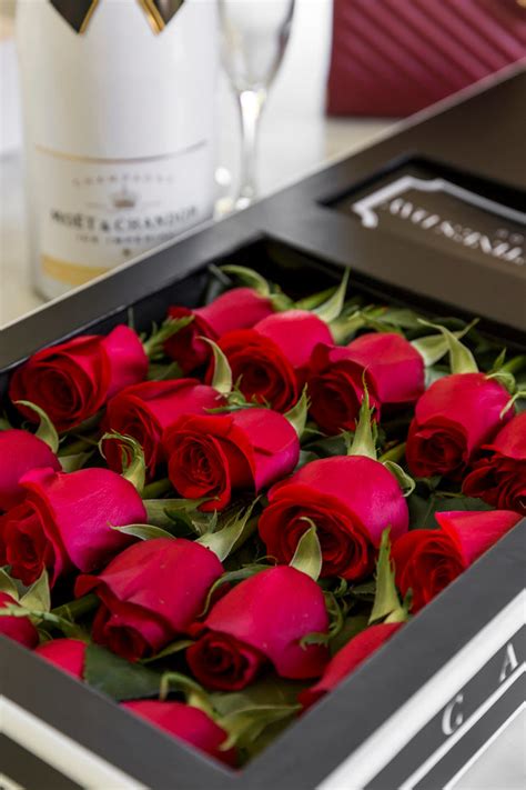 Long Stem 20 Red Fresh Roses In Personalised Black Box Cartel Flowers