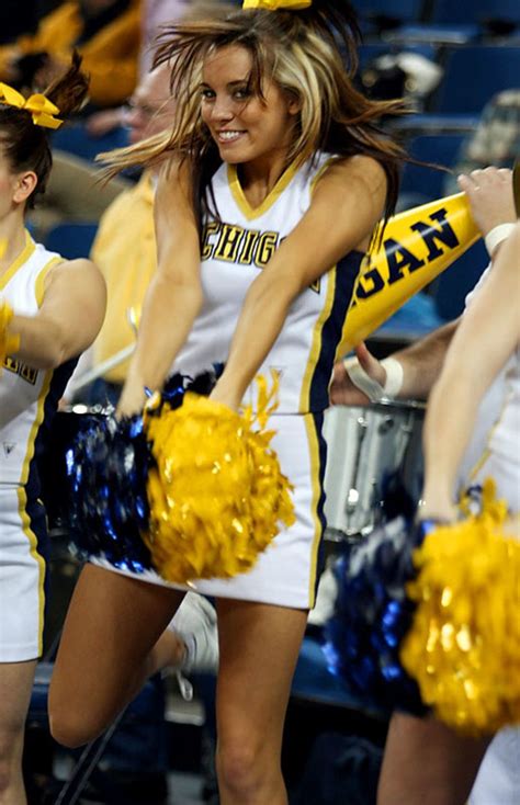 cheerleading dance cheerleading pictures cheerleader girl football season starts college