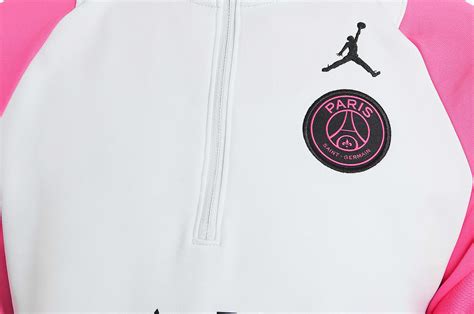 You will find anything and everything about our players' tournaments and results. Roze Paris Saint Germain training sweater - Voetbalshirts.com