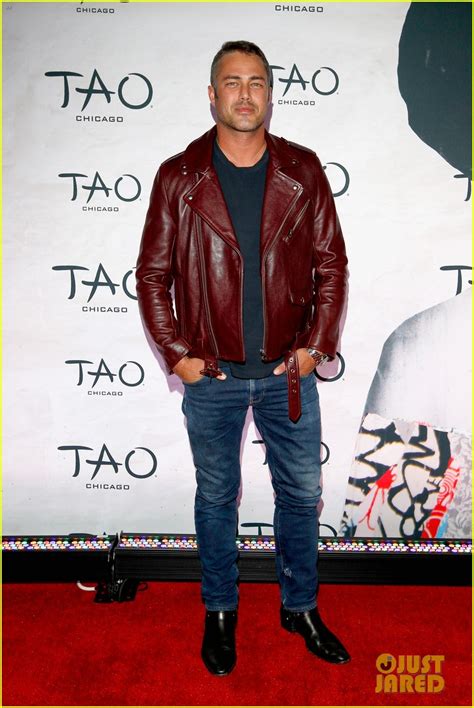 Portuguese english english portuguese german english english german dutch english english dutch Kourtney Kardashian Flies to Chicago for TAO Grand Opening ...