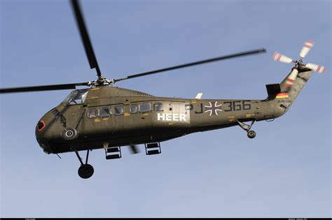 Sikorsky's product history is full of many crowning. "SIKORSKY S58" C D-HAUG 58-0836 Metzingen septembre 2010 ...