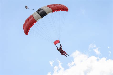 Skydiver Dies After Parachute Fails To Deploy In Illinois Ibtimes