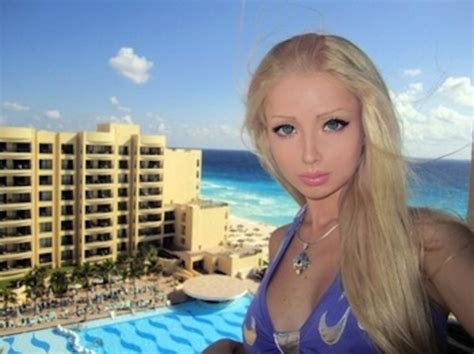 Valeria Lukyanova La Barbie Rusa Muestra Sus Curvas En Bikini