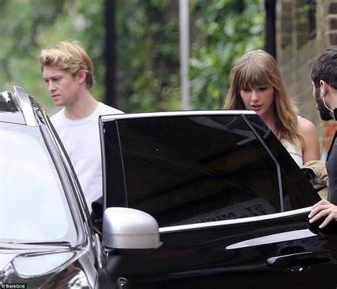 Taylor Swift And Joe Alwyn Enjoys Pub Lunch In London Daily Mail Online