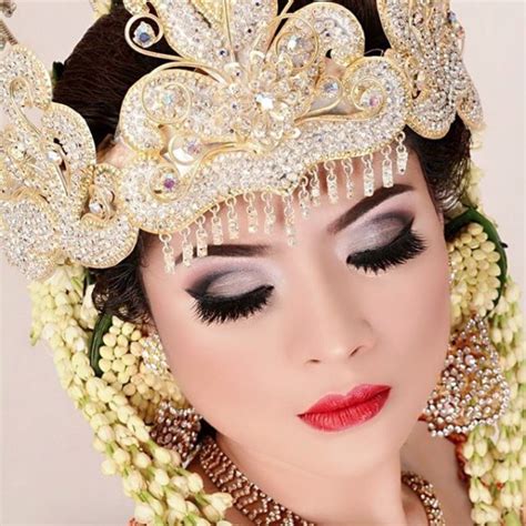 Indonesian Bridal Makeup Extravagant Tradition With A Modern Twist