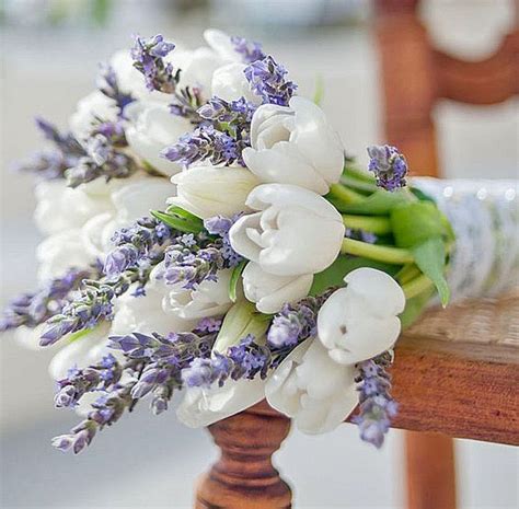 Sono disponibili in grappoli nella maggior parte dei negozi di artigianato. I 5 fiori più belli per un bouquet da sposa nel 2020 | Bouquet da sposa, Matrimonio floreale ...