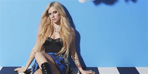 Avril Lavigne S Fishnet And Hotpants Versace Look Leaves Fans Reeling