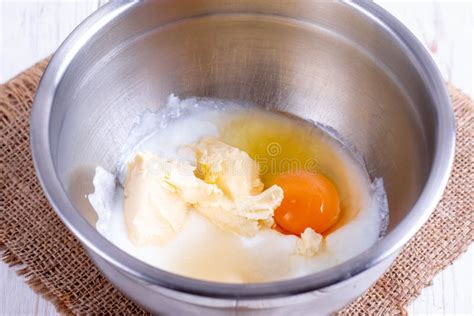 Mantequilla Y Huevos De Mezcla En Cuenco Con La Mezcladora Imagen De