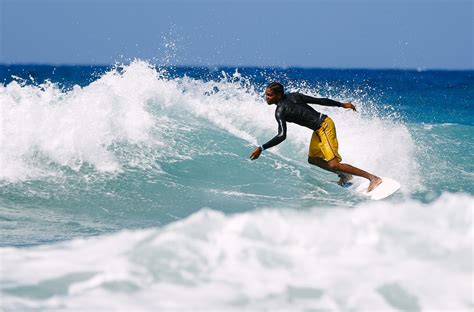 Прямые интернет видео трансляции спортивных матчей: Surfing in Jamaica is more than just a sport