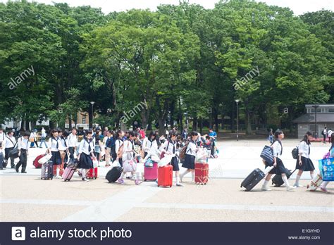 Schoolgirls Tokyo Japan Stockfotos Und Bilder Kaufen Alamy