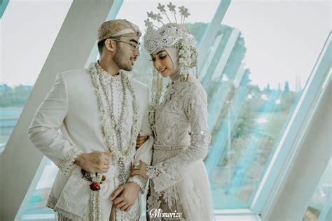 Pernikahan adat sunda bertema classic white. Pakaian Adat Jawa Barat Lengkap Gambar dan Penjelasannya