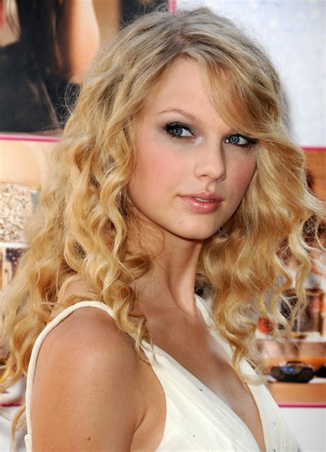 Taylor Swift Stunning In White Dress At Another Cinderella Story