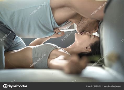 Sexy Paar Auf Dem Sofa Stockfotografie Lizenzfreie Fotos Bezikus