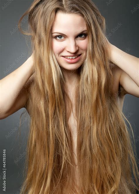 blonde frau mit sehr langen haaren stock foto adobe stock