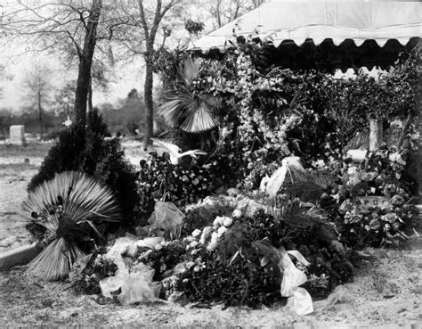 Menambah followers instagram dengan getfollowers via hp tanpa root. Florida Memory • Grave decorated with flowers in Tampa ...